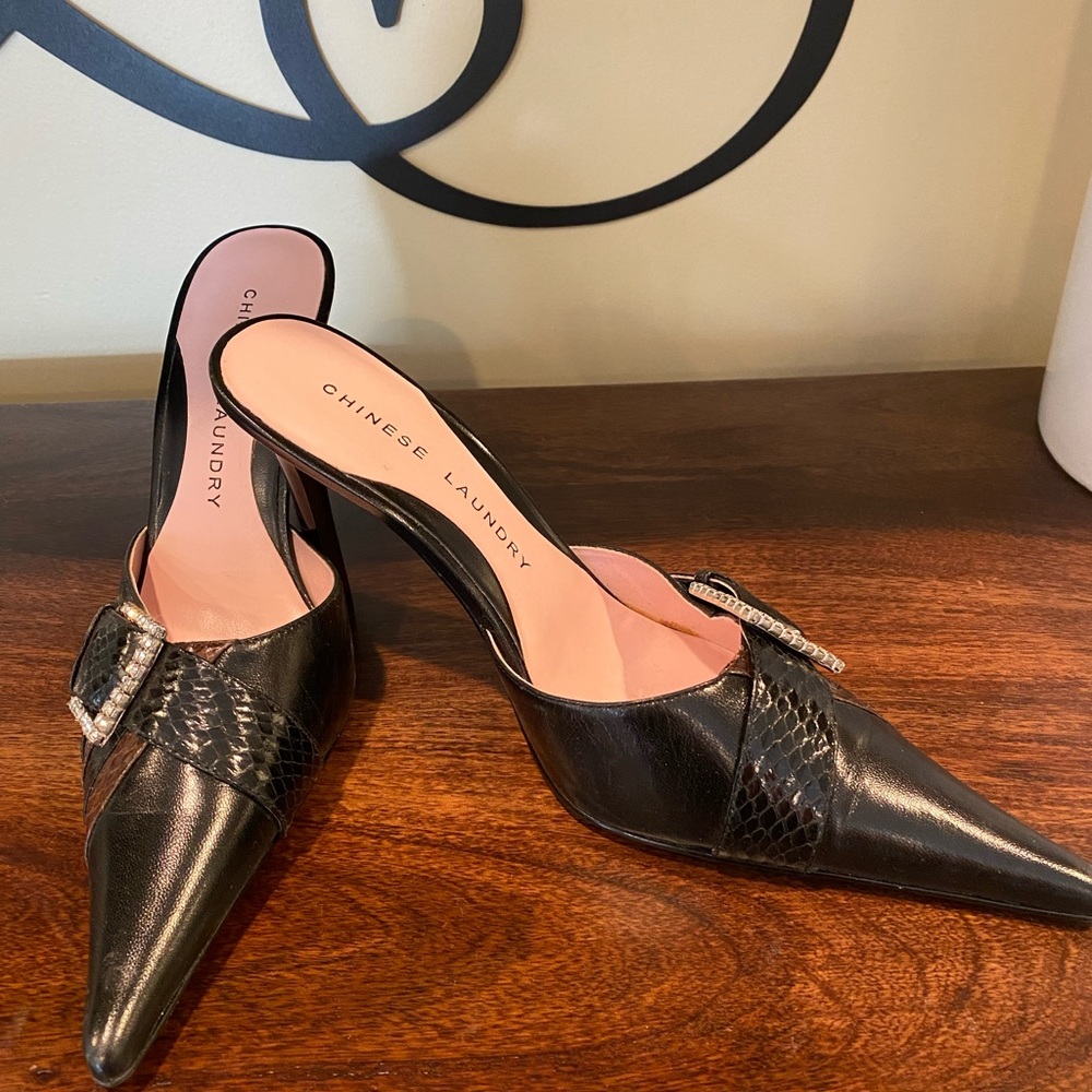 GORGEOUS Chinese Laundry Leather Mules Heels NEW